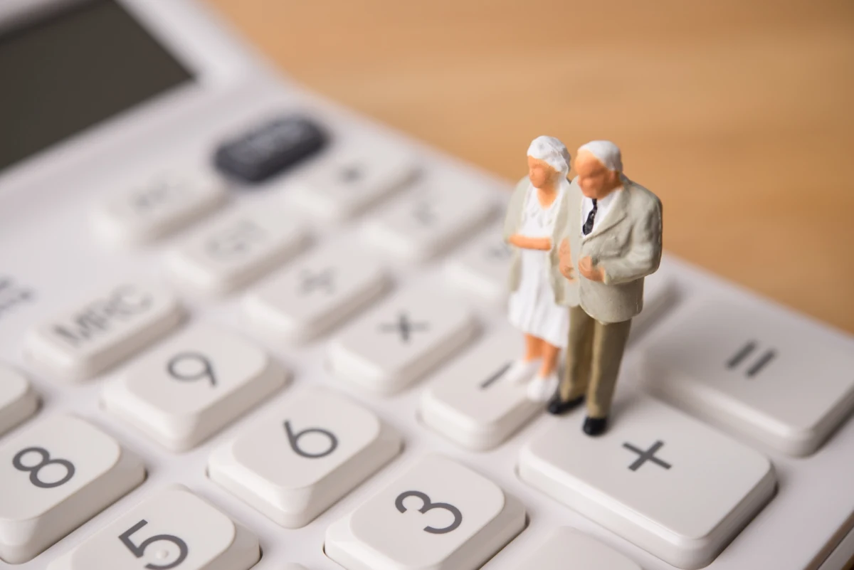 W 2025 roku około 300 tys. Polaków przejdzie na emeryturę. Eksperci podkreślają, że złożenie wniosku w lipcu – po czerwcowej waloryzacji kapitału – lub w lutym, tuż przed marcową podwyżką świadczeń, może zwiększyć miesięczną emeryturę nawet o kilkaset złotych. Sprawdzamy, dlaczego to właśnie te dwa miesiące warto uwzględnić w emerytalnym planie.