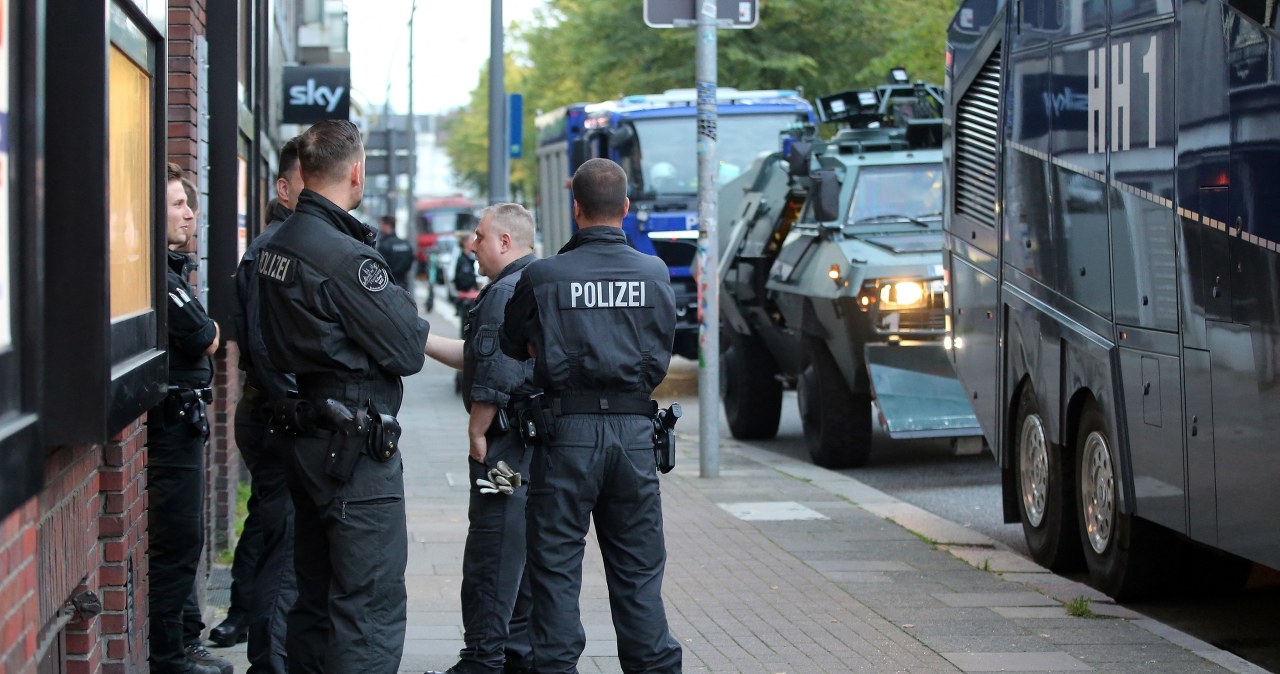 Niemieccy policjanci pilnują pustego mieszkania. Powód frustruje sąsiadów