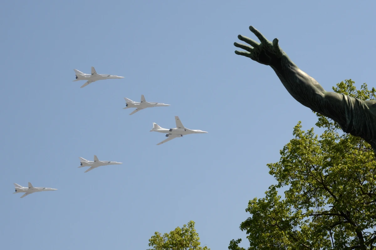 Rosyjskie bombowce strategiczne pojawiły się nad neutralnymi wodami Morza Bałtyckiego. W niektórych fazach misji były eskortowane przez myśliwce "obcych krajów" - przyznał rosyjski resort obrony.