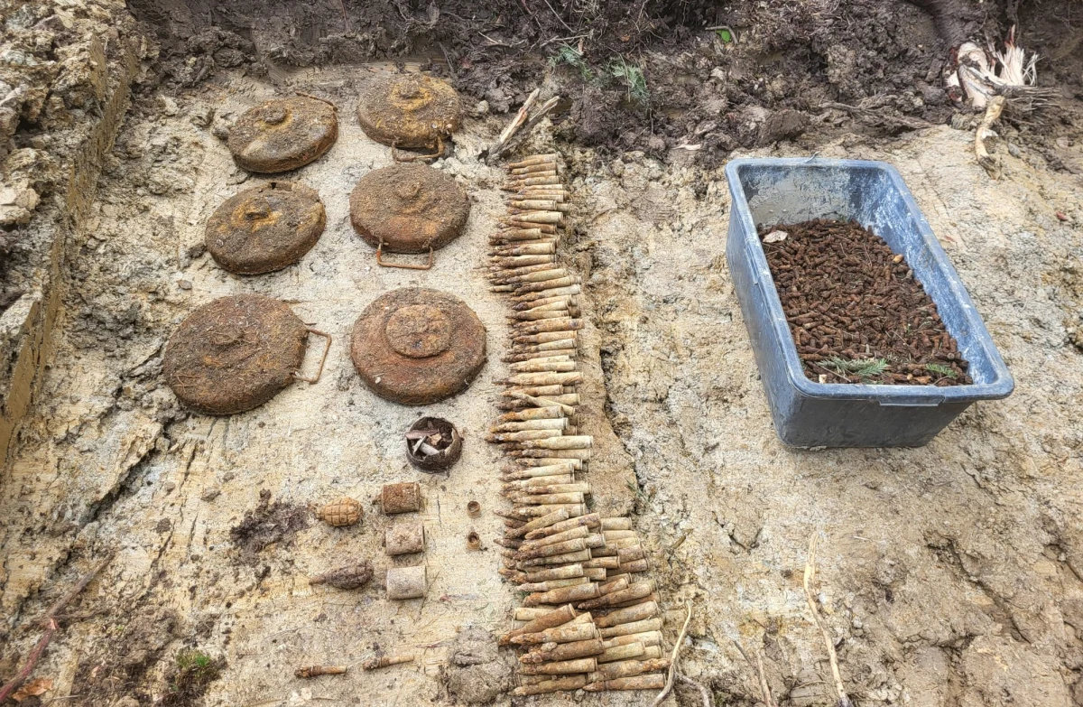 Ponad 20 tysięcy sztuk amunicji, dziesięć bomb lotniczych, setki pocisków artyleryjskich i dziesiątki granatów - to bilans dotychczasowych prac saperskich na budowie drogi ekspresowej S19 między Duklą a Barwinkiem na Podkarpaciu. Odkrycia te przypominają o dramatycznej historii regionu, gdzie w czasie II wojny światowej toczyły się jedne z najkrwawszych walk.