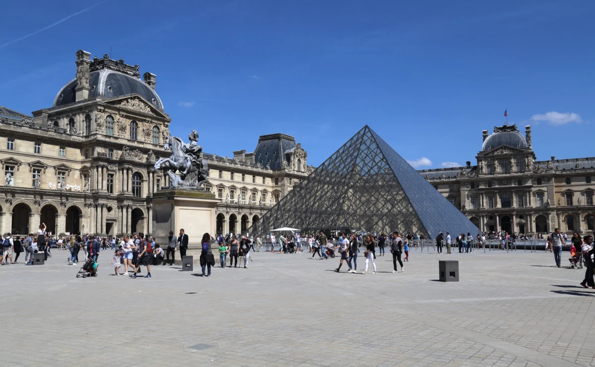 Zaledwie kilka dni po zuchwałej kradzieży ośmiu klejnotów koronnych z Luwru, przed słynnym paryskim muzeum znów ustawiają się tłumy turystów. Władze zapowiadają wzmocnienie środków bezpieczeństwa, a dyrekcja rozważa utworzenie komisariatu policji w budynku. Media ujawniają jednak poważne braki w infrastrukturze ochronnej muzeum.