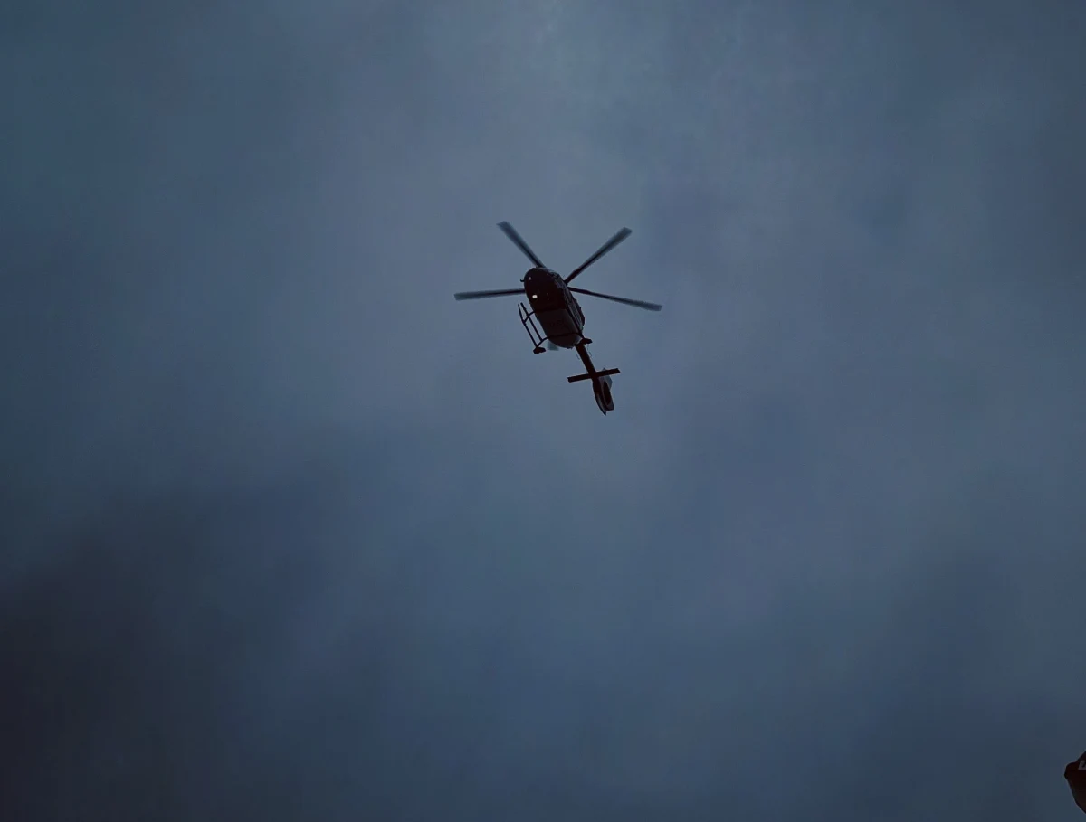 Od kilku dni mieszkańcy Szczecina obserwują nad miastem śmigłowiec, który lata do późnych godzin wieczornych. Maszyna wzbudziła niepokój, zwłaszcza w północnych dzielnicach, nad Odrą i jeziorem Dąbie. Jak ustaliła reporterka RMF FM Aneta Łuczkowska u ppłk. Mariusza Łapety z Dowództwa Komponentu Sił Specjalnych, śmigłowiec pojawia się nad miastem w ramach ćwiczeń Wojsk Specjalnych.