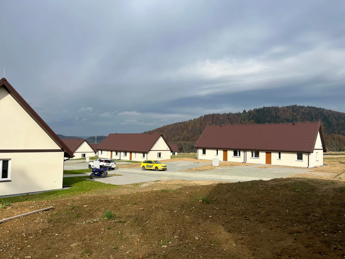 Łzy, ale tym razem szczęścia - popłynęły koło Stronia Śląskiego. 24 rodziny, które straciły podczas ubiegłorocznej powodzi dach nad głową, dostały upragnione klucze do swoich nowych domów. 