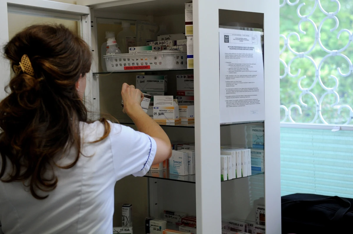 Pielęgniarki powinny mieć prawo do wystawiania L4 - sugeruje w rozmowie z "Dziennikiem Gazetą Prawną" Mariola Łodzińska, prezes Naczelnej Rady Pielęgniarek i Położnych. "Obserwujemy, że ich kompetencje nie są w pełni wykorzystywane" - podkreśla. 