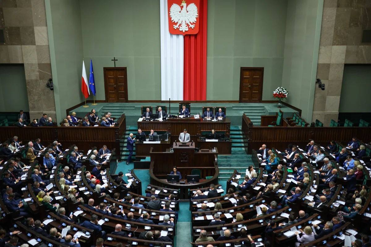 Dziesięć lat minęło i Nowoczesna, założona przez Ryszarda Petru, oficjalnie znika z polskiej sceny politycznej. W piątek zbiera się konwencja krajowa partii, a jej członkowie zagłosują w sprawie samorozwiązania, by dzień później można było zainicjować proces połączenia z PO oraz Inicjatywą Polska.