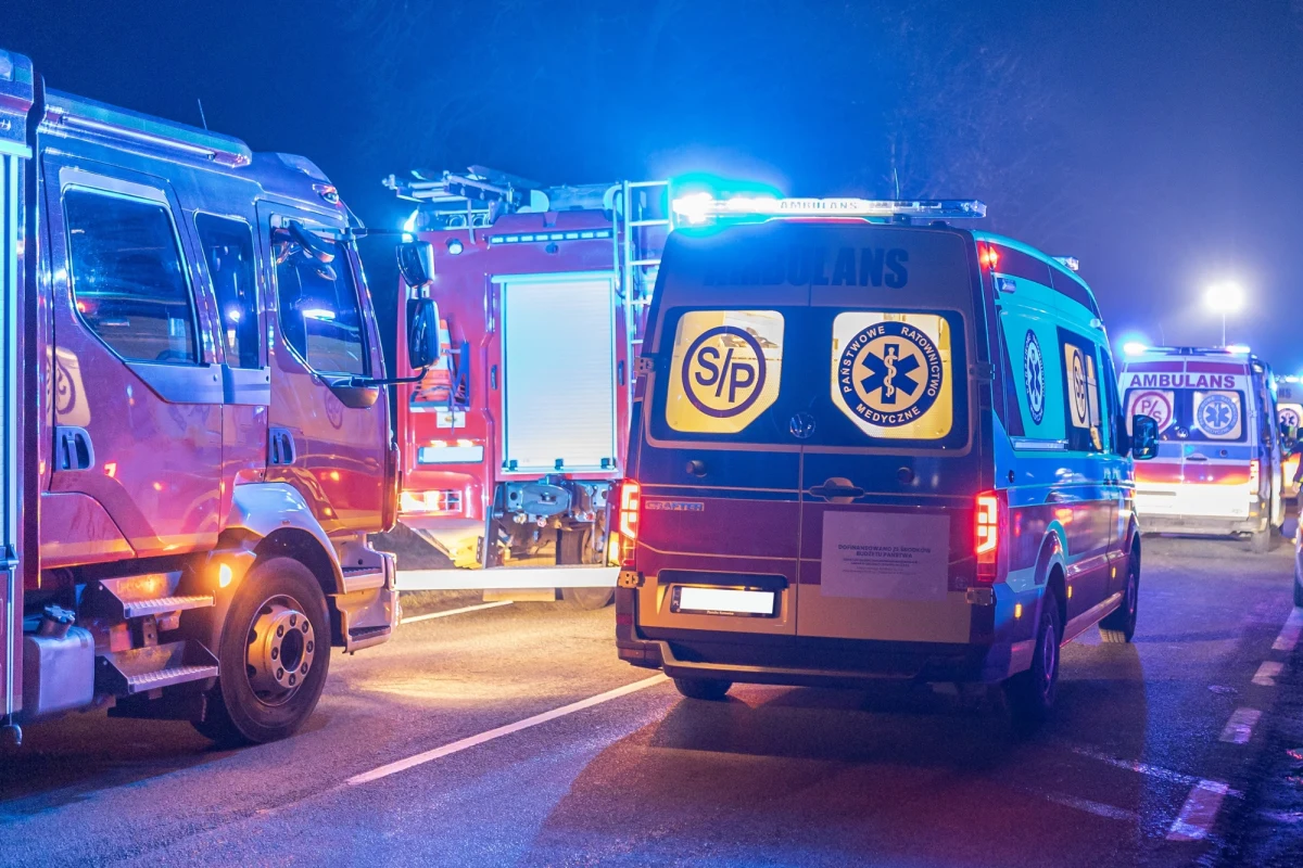 Nocny karambol w Warszawie. Na al. Prymasa Tysiąclecia zderzyło się kilkanaście samochodów. Nad ranem w czwartek udało się przywrócić ruch na odcinku od Górczewskiej do trasy S8. 