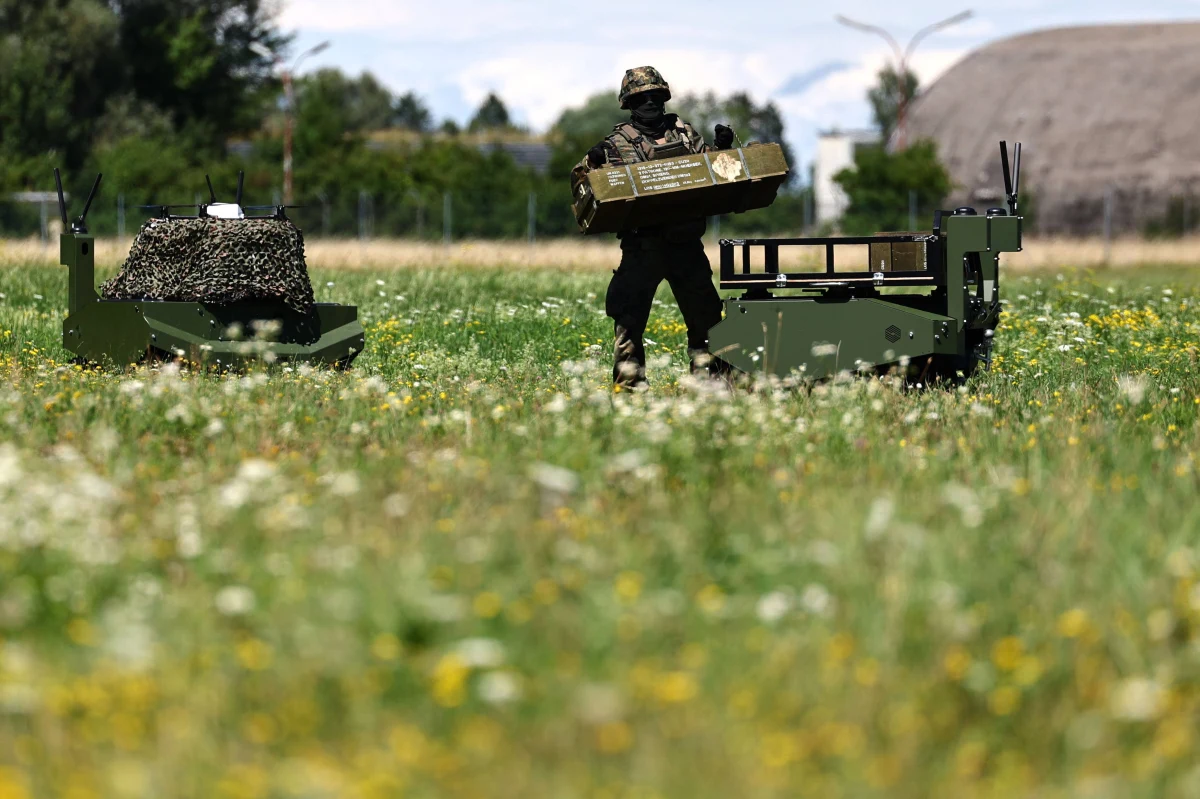 Trwa śledztwo ws. strzelaniny, do której doszło w środę podczas ćwiczeń Bundeswehry w Erding w Górnej Bawarii. Żołnierz został postrzelony przez policję. Funkcjonariusze zostali wezwani przez świadków, którzy twierdzili, że zauważyli osobę z bronią. Wtedy padły strzały. Okazało się, że podejrzany to wojskowy biorący udział w ćwiczeniach. 