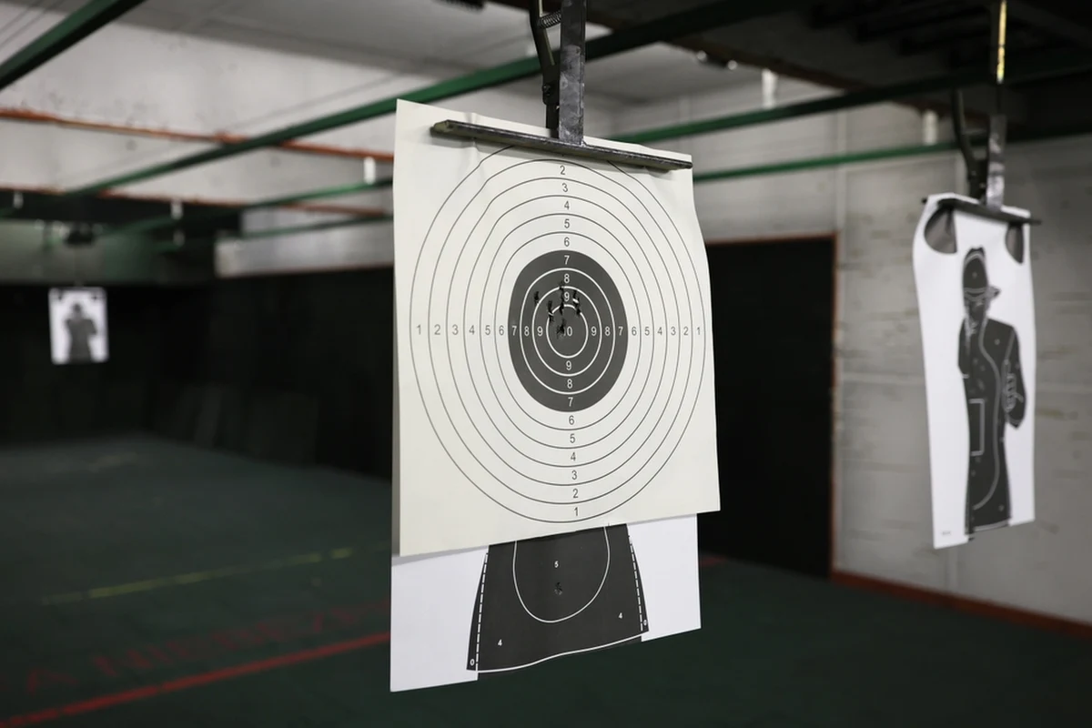 Czy posiadacze broni będą musieli przechodzić co 5 lat obowiązkowe badania? Business Insider informuje, że projekt Polski 2050 w tej sprawie zebrał blisko 21 tysięcy opinii. Okazuje się, że budzi emocje nie tylko wśród myśliwych. 