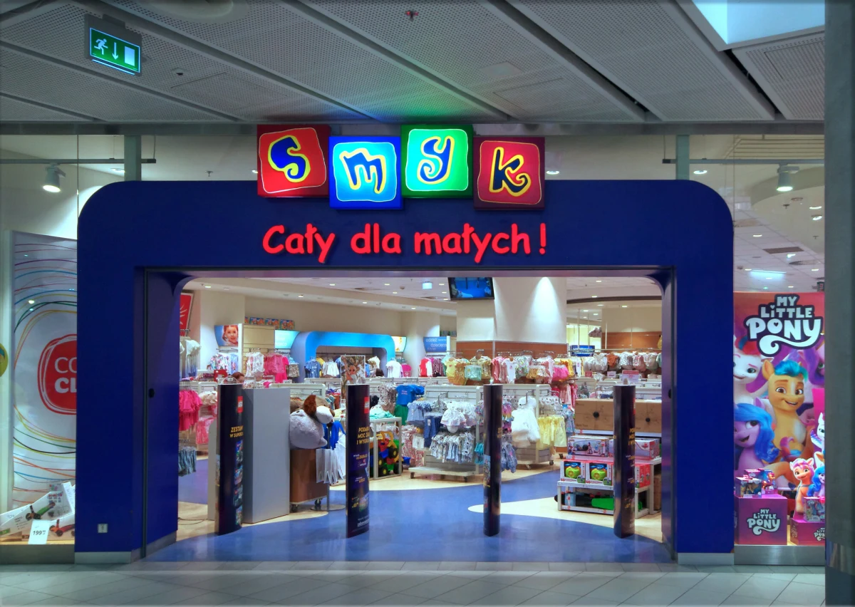 Smyk Holding rozpoczyna w czwartek pierwszą publiczną ofertę akcji. Spółka poinformowała, że cena maksymalna została ustalona na 13 zł za akcję, a oferowane papiery będą stanowić około 45 proc. kapitału zakładowego firmy. W ofercie znajdzie się do 13,6 mln nowych akcji oraz do 18,4 mln akcji sprzedawanych przez obecnie jedynego akcjonariusza – AMC V Gandalf SA.