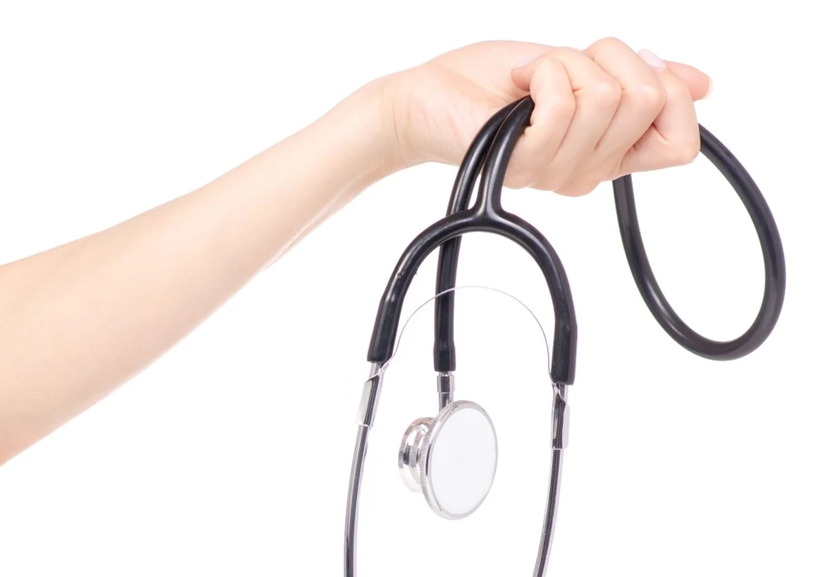 Dramatyczne sceny rozegrały się w jednym z gabinetów lekarskich na warszawskiej Pradze Północ. Agresywna pacjentka zacisnęła stetoskop na szyi lekarza. Kobiecie grozi do 3 lat więzienia.