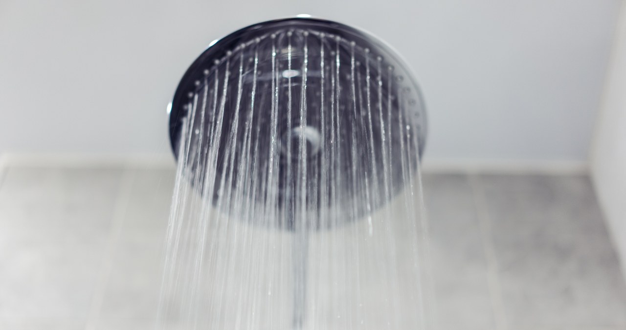 Masz wilgoć w łazience? Powieś to koło prysznica, a zapomnisz o problemie