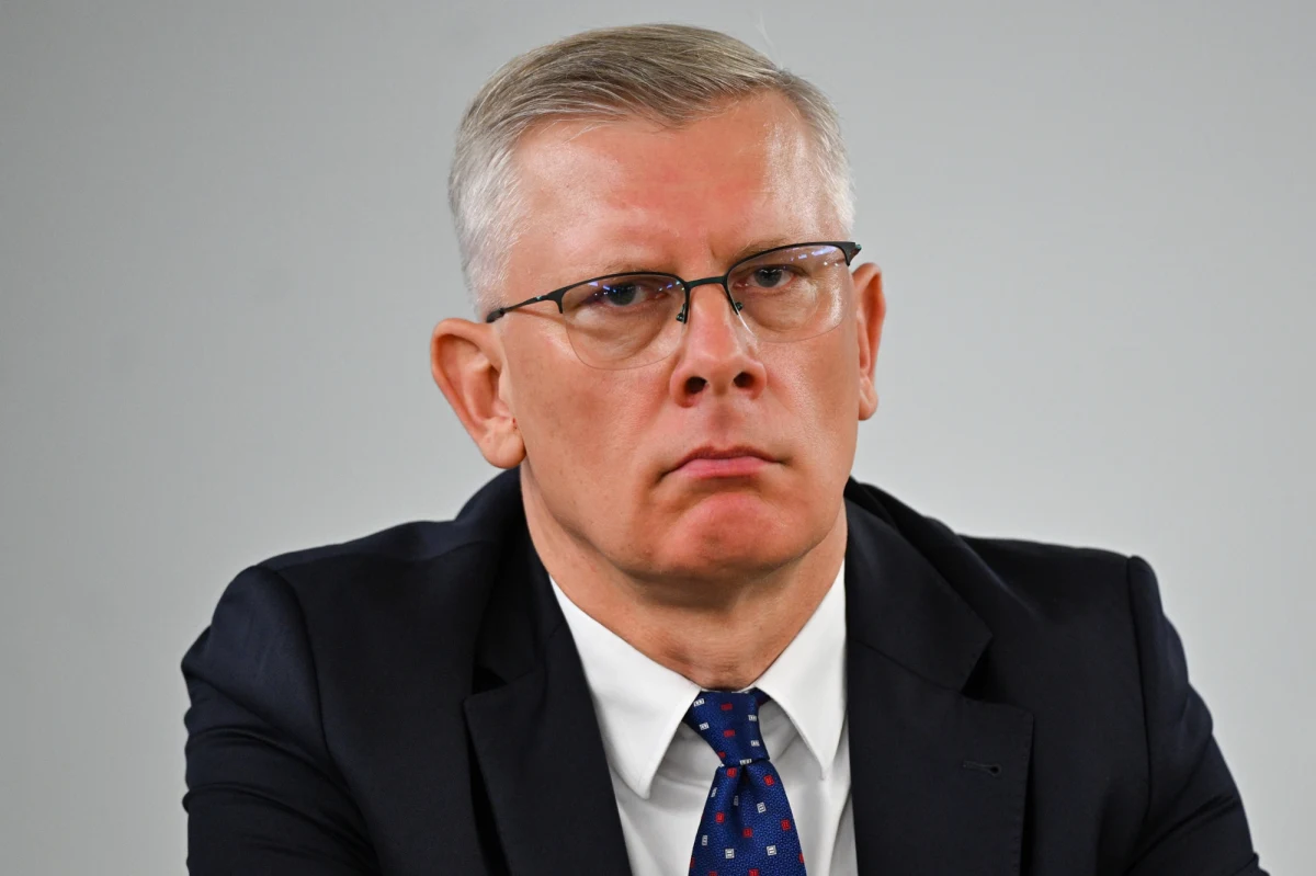 ​"Szkoda, że ten polityk i publicysta, który zrobił z SKW pośmiewisko, przebrał się w mundur żołnierza WP" - oznajmił we wpisie na X Sławomir Cenckiewicz, odnosząc się do słów gen. Jarosława Stróżyka, szefa kontrwywiadu (SKW). Powiedział on, że odebranie Cenckiewiczowi dostępu do informacji niejawnych nastąpiło za jego pełną zgodą. "Jeżeli ktoś ma trudności z logicznym odczytywaniem ulotek medycznych, to w mojej ocenie nie powinien mieć dostępu do dokumentów ściśle tajnych" - ocenił w rozmowie w TVN24 szef SKW. 