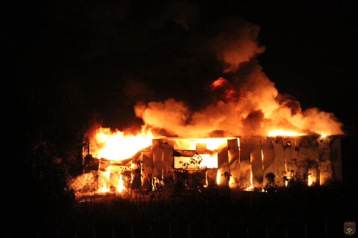 Kilkudziesięciu strażaków walczy z pożarem hali przy ul. Toruńskiej we Włocławku (woj. kujawsko-pomorskie). Nie ma informacji o osobach poszkodowanych. 