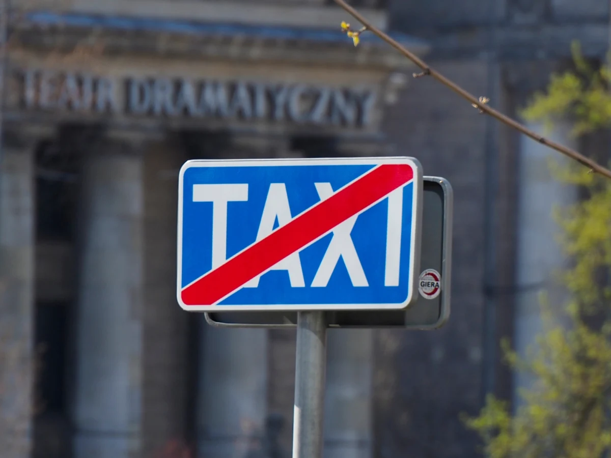 Starsza obywatelka Ukrainy zapłaciła aż 720 złotych za przejazd taksówką z Dworca Wschodniego do Śródmieścia w Warszawie. Kurs liczył zaledwie 6,5 kilometra i trwał kwadrans. To kolejny przypadek, gdy nieuczciwi przewoźnicy żerują na niewiedzy i zaufaniu pasażerów, wystawiając im horrendalne rachunki. Sprawę na swoim Facebooku opisała Ewa Sufin-Jacquemart, zamieszczając dowód w postaci zdjęcia paragonu. 