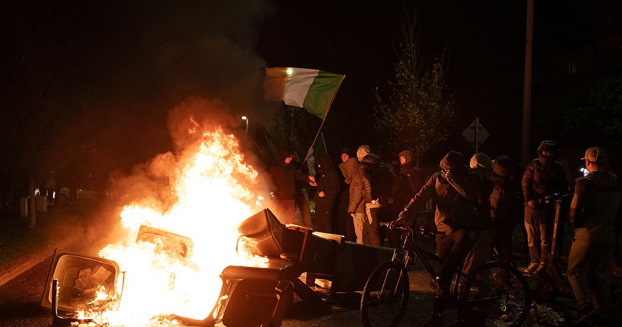 Starcia z policją na antyimigranckim proteście. Europejska stolica w ogniu. Premier zapowiada surowe konsekwencje wiadomości,aktualności,Interia Starcia z policją na antyimigranckim proteście. Europejska stolica w ogniu. Premier zapowiada surowe konsekwencje