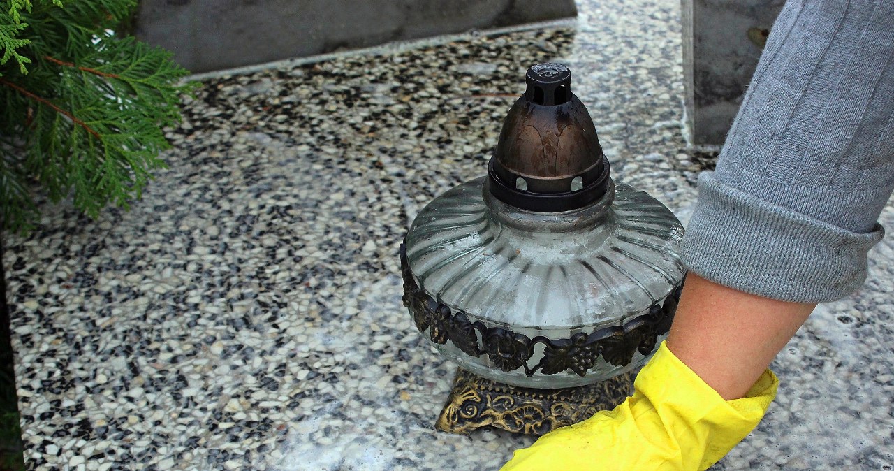 Tak gwałtownie wyczyścisz nagrobek z lastryko. Bez smug i zacieków w kilka minut