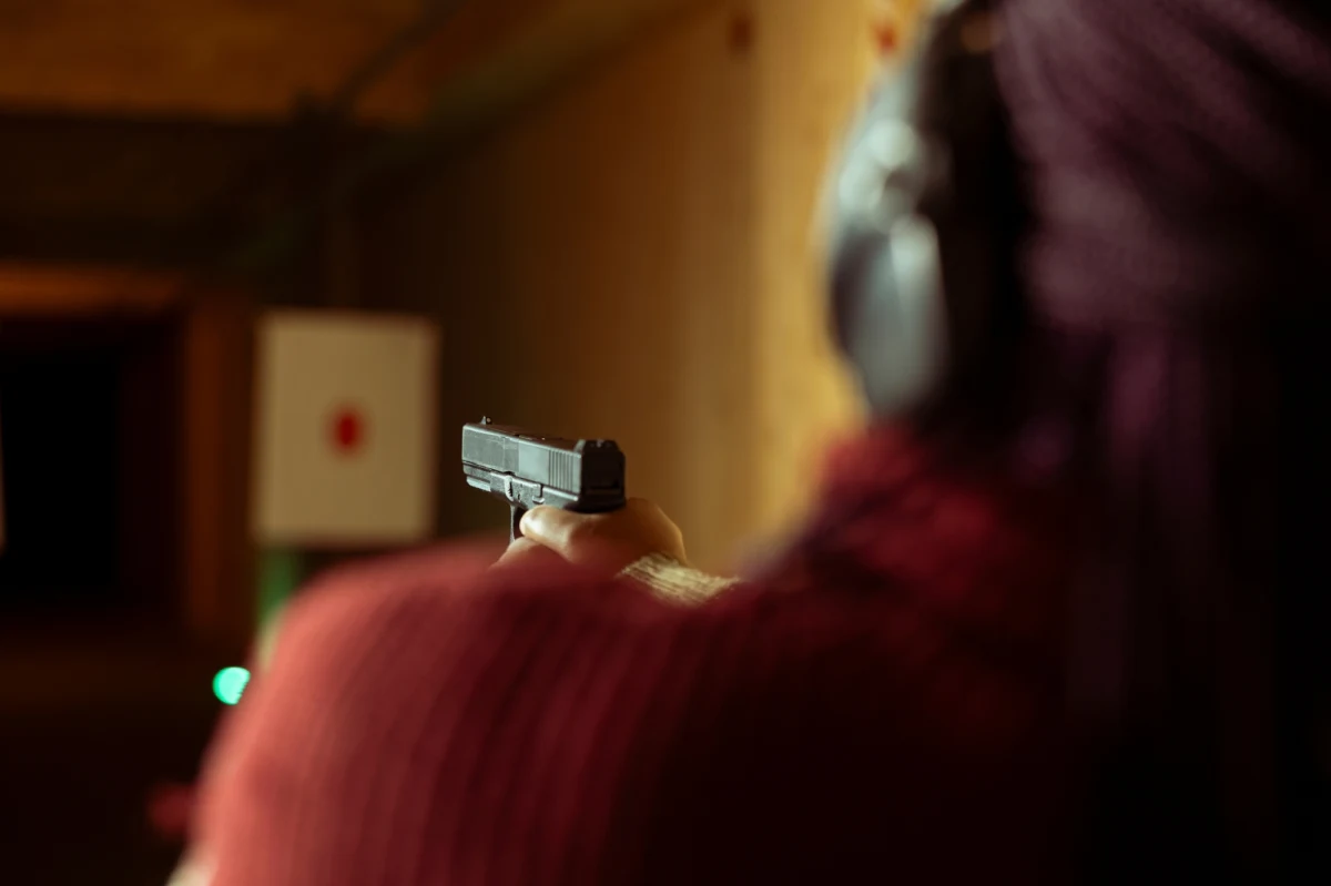 Wprowadzenie regularnych badań lekarskich dla osób z pozwoleniami na broń okazało się tematem, budzącym największe emocje ze wszystkich poddanych sejmowym konsultacjom. Ankiety w jej sprawie wypełniło 20 tys. 900 osób - kilkanaście razy więcej, niż w jakiejkolwiek innej sprawie. Następne w kolejności ustawy opiniowało niewiele ponad 1800 osób.