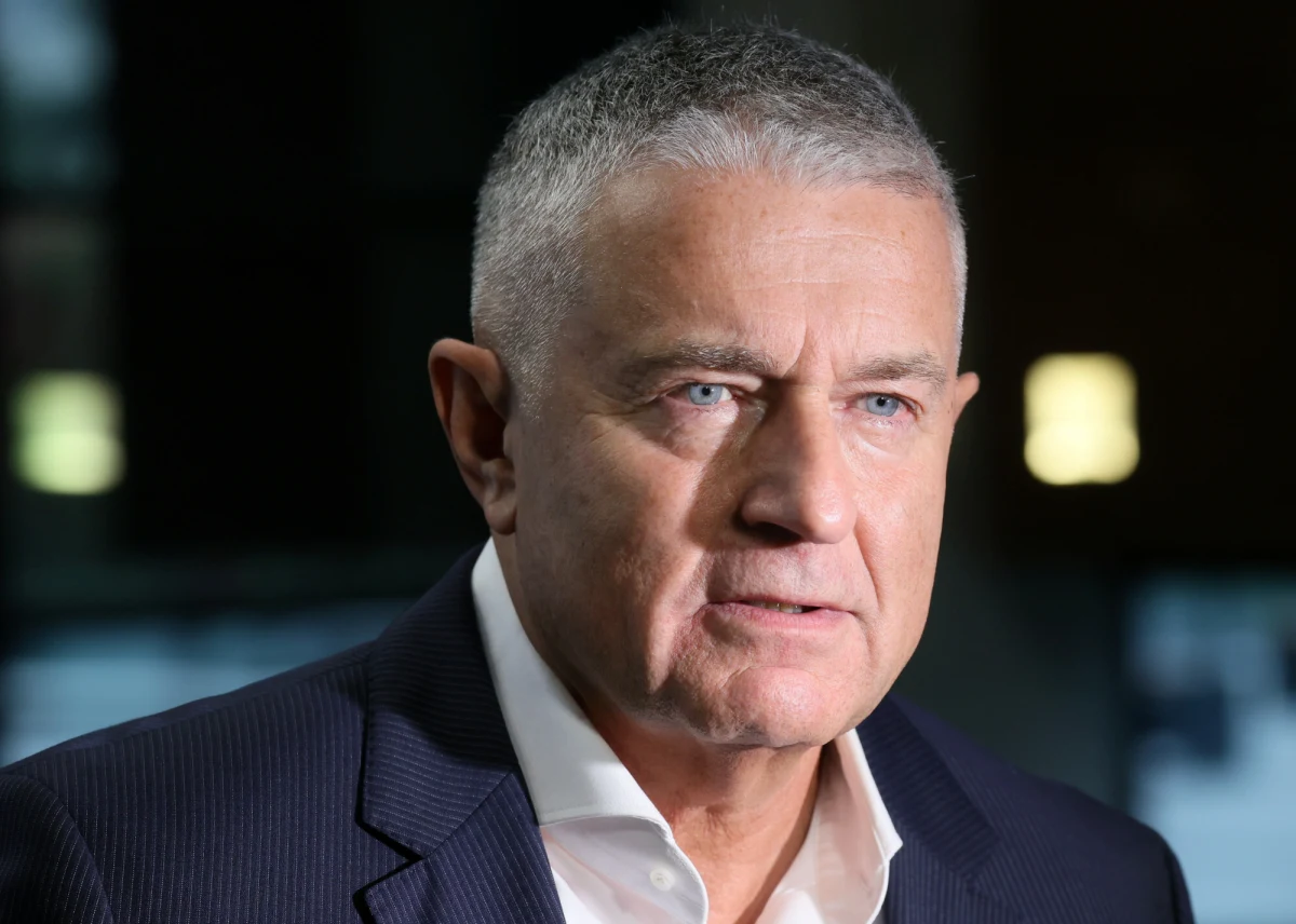 Sąd Okręgowy we Wrocławiu odroczył wydanie wyroku w procesie apelacyjnym Władysława Frasyniuka, byłego opozycjonisty z czasów PRL, oskarżonego o znieważenie żołnierzy ochraniających polsko-białoruską granicę. Decyzja w tej głośnej sprawie zapadnie dopiero 6 listopada. Sprawa dotyczy kontrowersyjnych słów Frasyniuka wypowiedzianych w mediach w 2021 roku.