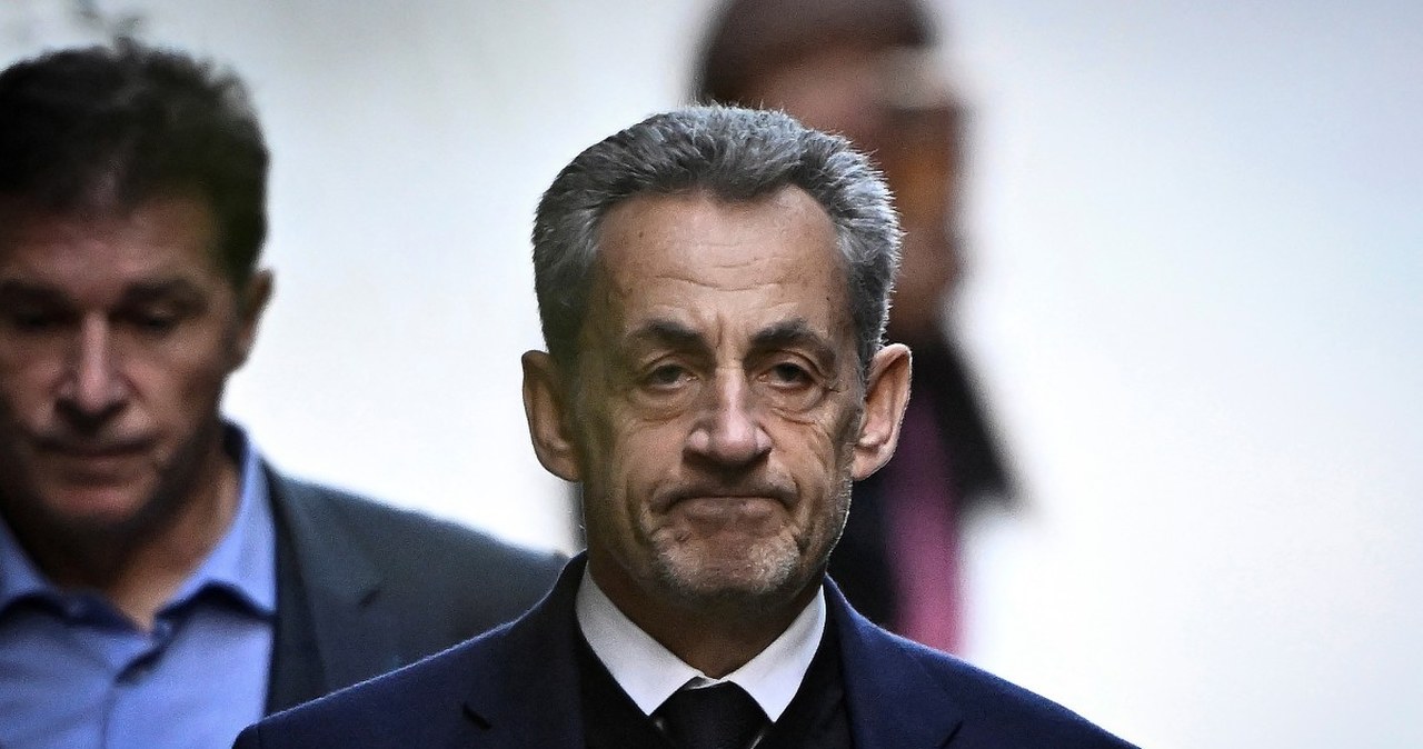 Nicolas Sarkozy naraził się współosadzonym, ci grożą mu śmiercią. Poszło o specjalne traktowanie wiadomości,aktualności,Interia Nicolas Sarkozy naraził się współosadzonym, ci grożą mu śmiercią. Poszło o specjalne traktowanie