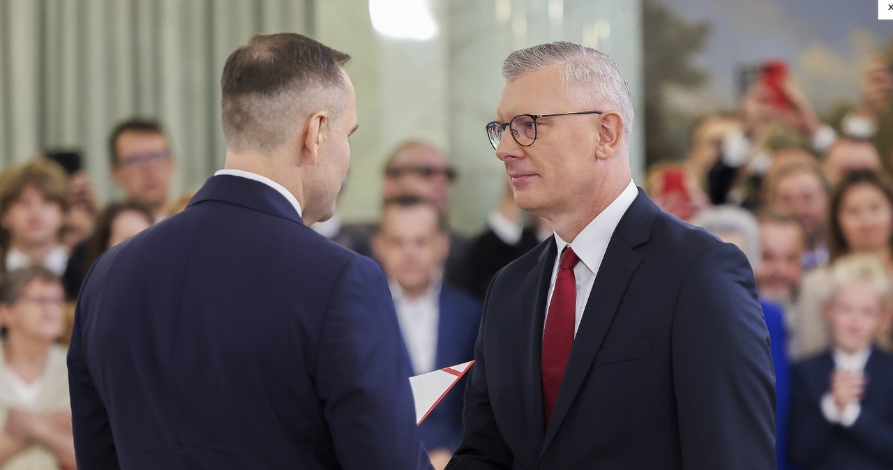 Zamieszanie wokół certyfikatu bezpieczeństwa dla szefa BBN. Jest oświadczenie Biuro odpowiada generałowi wiadomości,aktualności,Interia Zamieszanie wokół certyfikatu bezpieczeństwa dla szefa BBN. Jest oświadczenie Biuro odpowiada generałowi