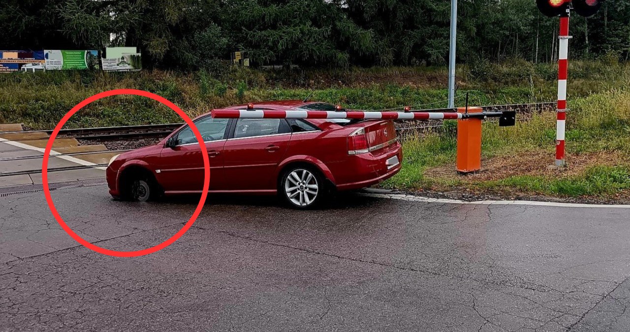 Z auta odpadło koło na środku przejazdu kolejowego. O włos od tragedii