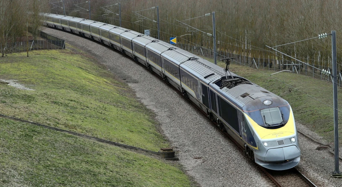Eurostar - przewoźnik obsługujący połączenia pod kanałem La Manche, ogłosił, że na trasę wyjadą piętrowe pociągi. Kilkadziesiąt zamówionych składów będzie jeździć z Londynu do Paryża, Brukseli i Amsterdamu. Nowe pociągi powstaną we francuskich zakładach firmy Alstom, z którą podpisano umowę o wartości 2 miliardów euro. Wstępne zamówienie obejmuje 30 składów z opcją na kolejne 20.