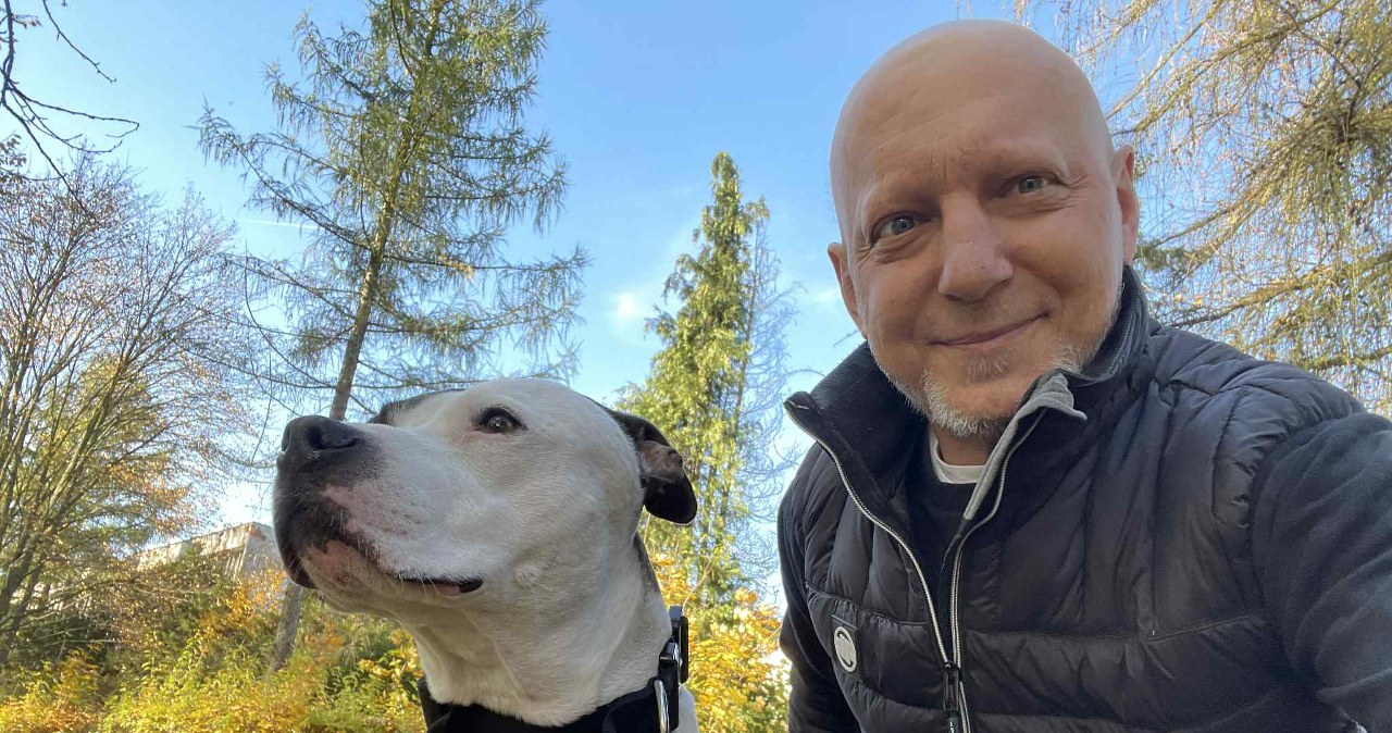 Jego pracą jest wysyłanie zdjęć z psem. Za nimi stoi wzruszająca historia