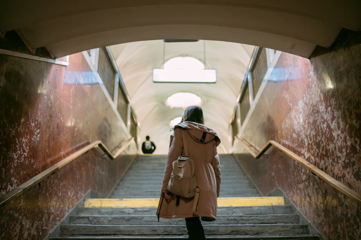 Nowy raport dotyczący poczucia bezpieczeństwa na świecie zaskakuje. Wyniki badania przeprowadzonego przez Gallupa pokazują, że w niektórych krajach Europy ludzie czują się mniej bezpieczni niż w państwach, które do tej pory kojarzyły się głównie z konfliktami i niestabilnością. Włochy i Francja znalazły się wśród krajów, gdzie mieszkańcy deklarują najniższy poziom poczucia bezpieczeństwa podczas samotnych spacerów po zmroku.