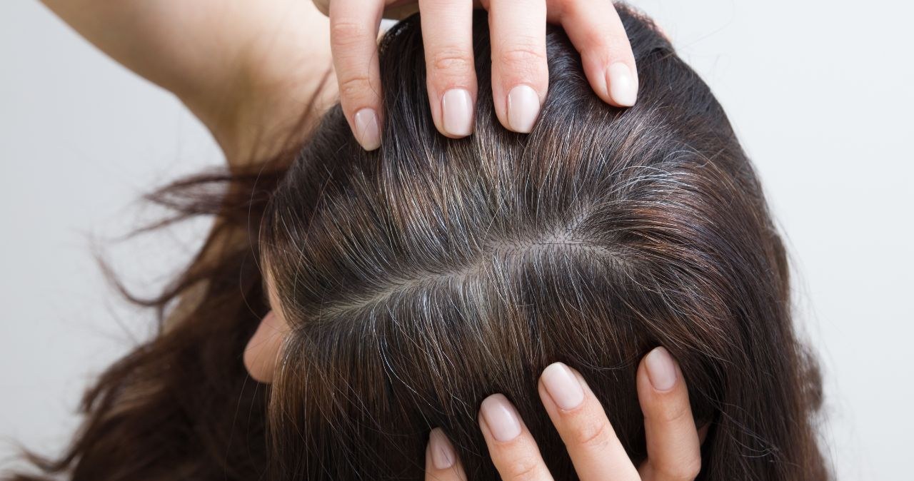 Czy siwe włosy mogą wrócić do dawnego koloru? Nowe badania nad stresem