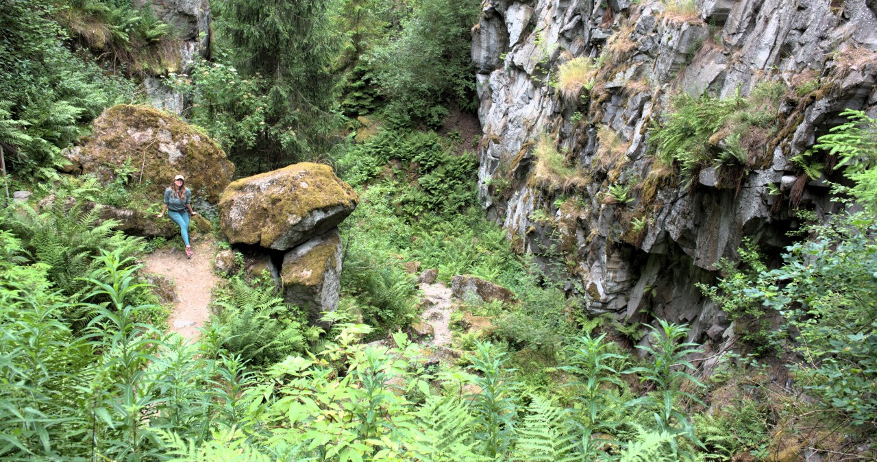 Anomalia magnetyczna i "gadające skały". Niezwykłe miejsce w Polsce