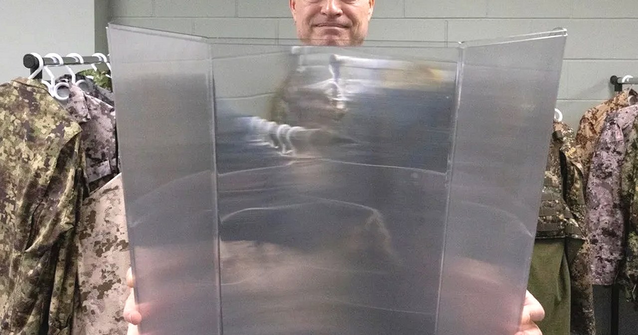 Rosjanie założyli peleryny niewidki i ruszyli na Ukraińców. Jest nagranie