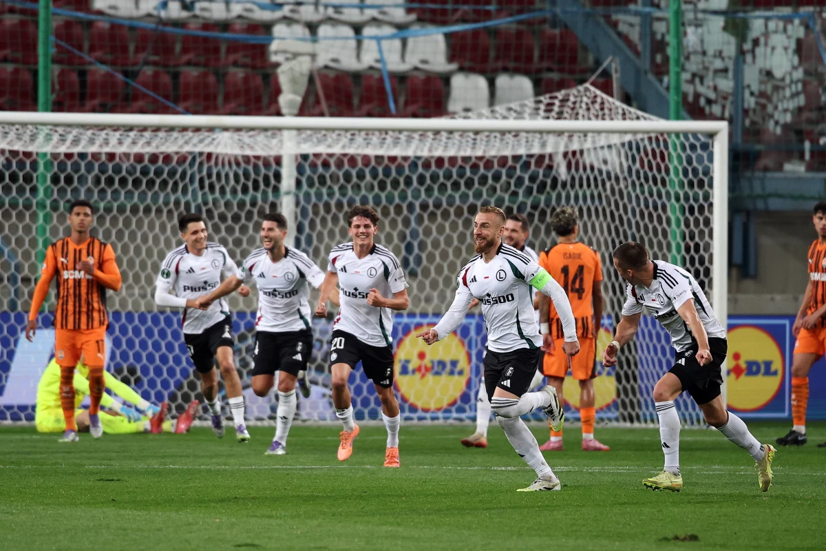 Legia Warszawa pokonała Szachtar Donieck 2:1 w Krakowie, a bohaterem spotkania został Rafał Augustyniak, zdobywca dwóch bramek. Jagiellonia Białystok zremisowała na wyjeździe z RC Strasbourg 1:1 i kontynuuje imponującą serię meczów bez porażki.