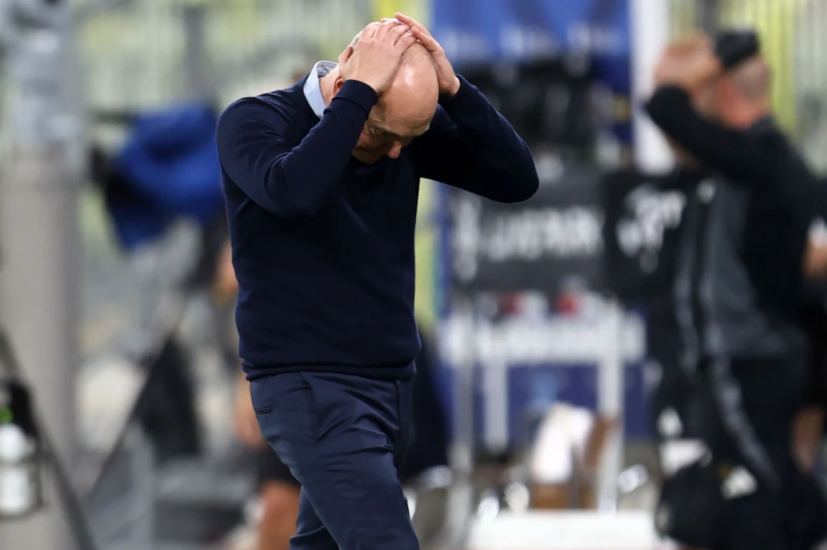 Szkoleniowiec piłkarzy Lecha Poznań Niels Frederiksen nie ukrywa, że jego zespół zaliczył poważną wpadkę, przegrywając z gibraltarskim Lincoln Red Imps 1:2 w Lidze Konferencji. "Czuję się okropnie, wszyscy czujemy się okropnie. To zawstydzająca porażka, rozczarowaliśmy wiele osób" - powiedział Duńczyk.