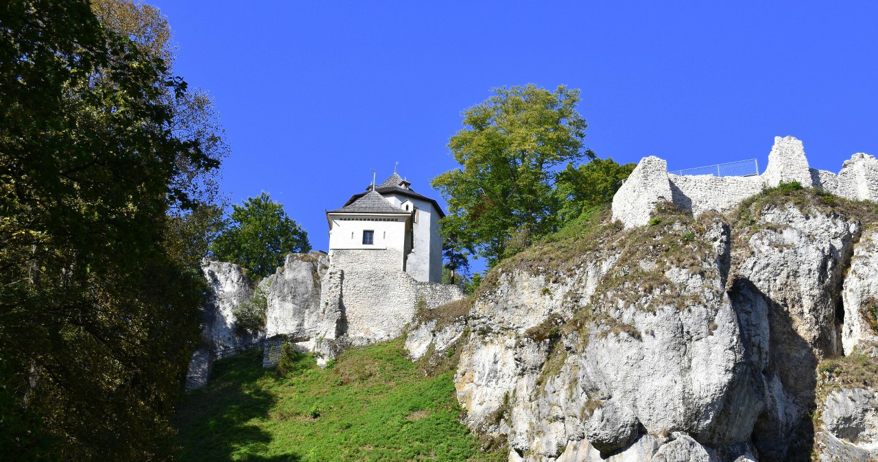 Wapienne klify, wąwozy i zabytkowe zamki. Krótkie szlaki obfitują w widoki