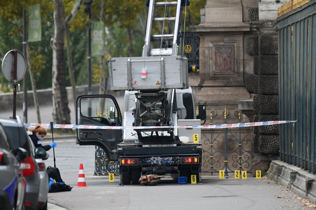 Najnowsze nagranie z napadu stulecia w Luwrze. "Odjadą, odjadą"