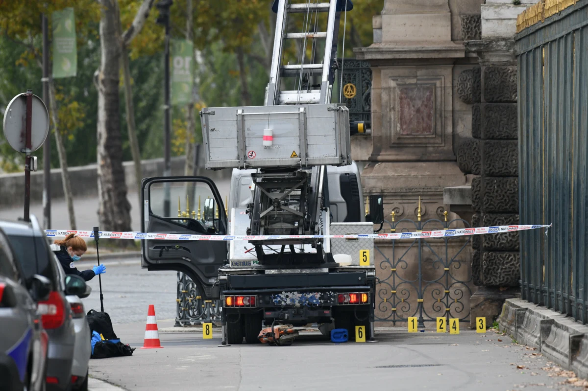 Śledczy ścigający gang stojący za kradzieżą klejnotów w Luwrze znaleźli ślady próbek DNA na kasku i rękawiczkach zgubionych przez złodziei. Znają też nowe nagranie, na którym widać złodziei uciekających z muzeum. Prokuratorzy potwierdzili to w czwartek w rozmowie z NBC News.