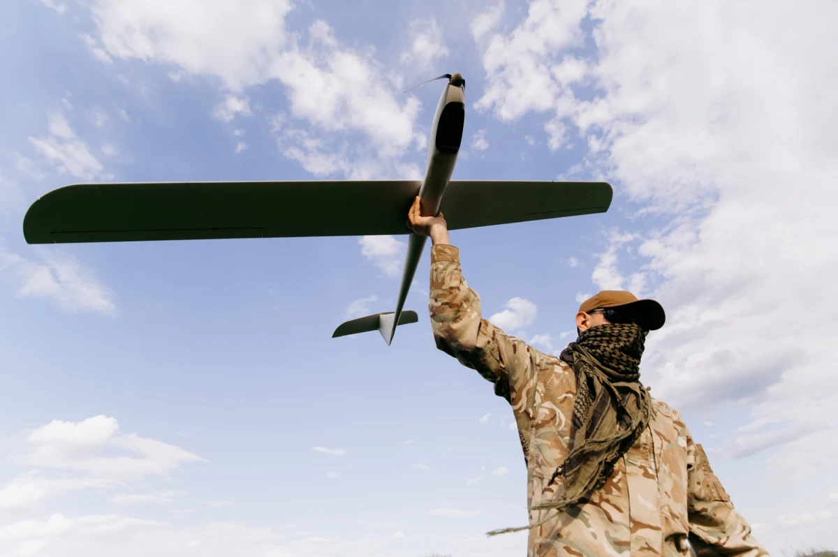 Utrata łączności – taki był powód upadku drona w czwartek w Inowrocławiu (woj. kujawsko-pomorskie) – dowiedział się reporter RMF FM Kacper Wróblewski. Maszyna uszkodziła samochód Poczty Polskiej.