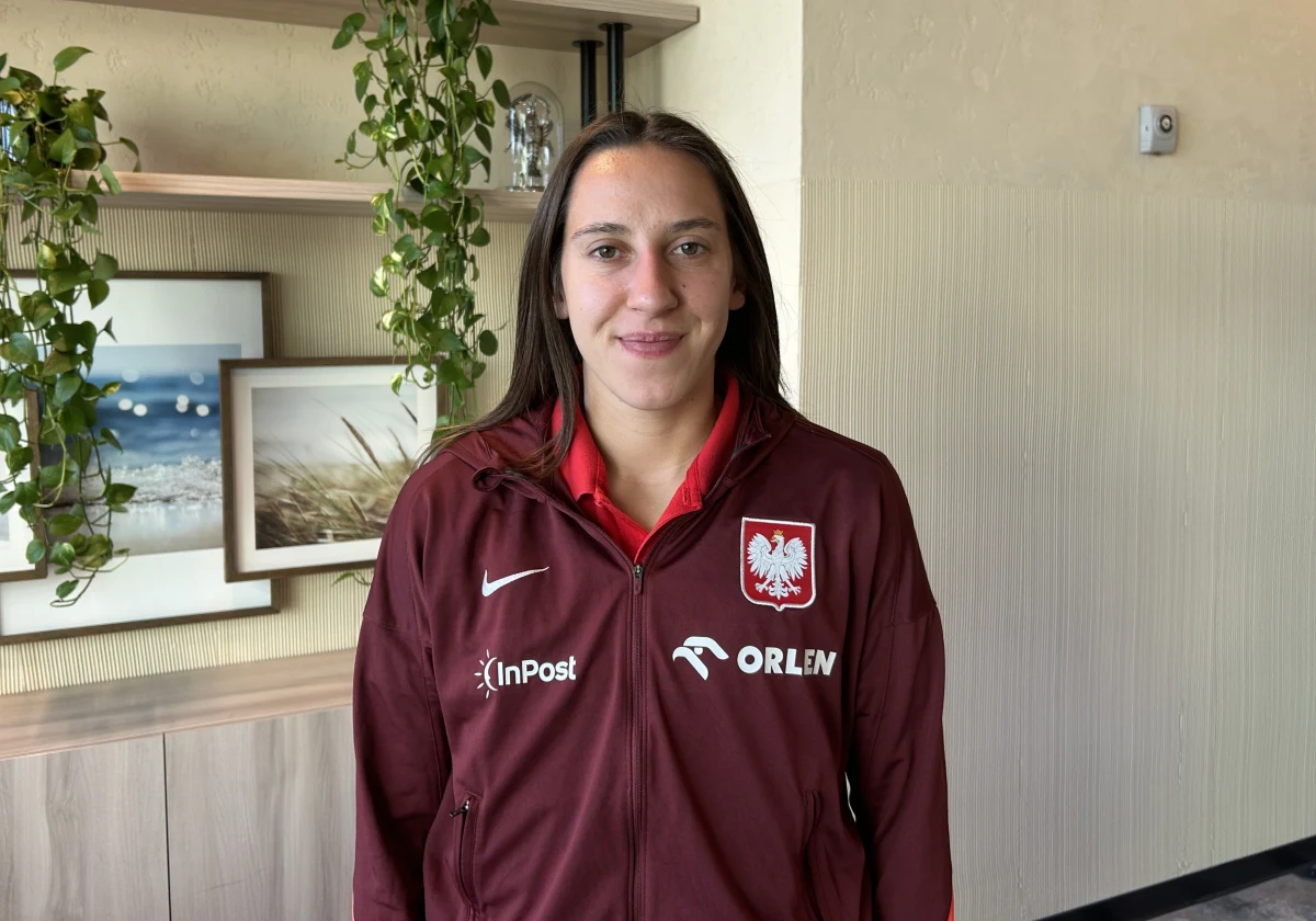 Reprezentacja Polski kobiet w piłce nożnej już dziś zmierzy się z Holandią na stadionie w Gdańsku. To nie tylko mecz towarzyski, ale także ważny sprawdzian przed zbliżającymi się eliminacjami do mistrzostw świata. Zespół musi radzić sobie bez kontuzjowanej Ewy Pajor, ale - jak podkreślają zawodniczki - to także szansa dla nowych twarzy w kadrze. "Ewa jest taką naszą dobrą duszą, która scala ten cały zespół. Myślę, że bez niej też musimy dać sobie radę i właśnie pokazać, że to co nam tutaj zostawiła, to nie zginie i damy radę sobie też poradzić bez niej" – mówi RMF FM Wiktoria Zieniewicz.