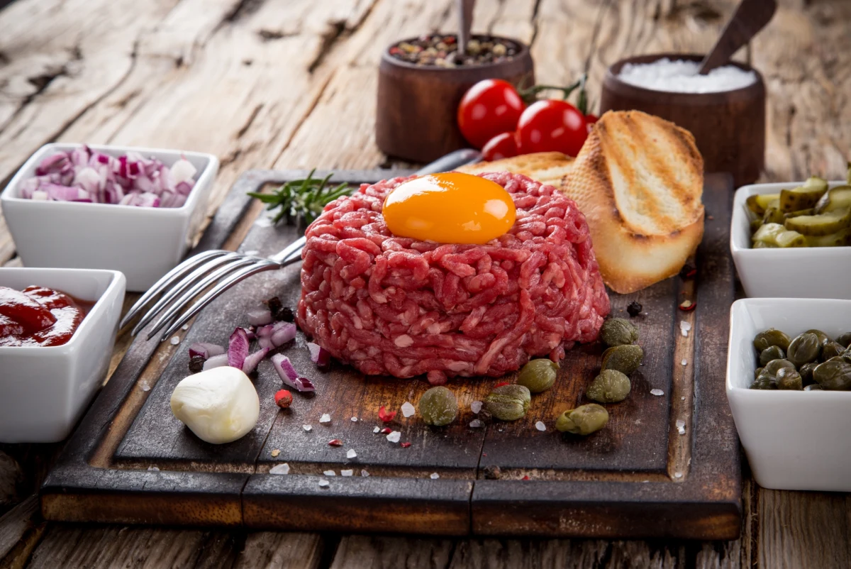 W partii tatara wołowego sanepid wykrył bakterie Escherichia coli produkujące toksynę Shiga (STEC). Bakterie zostały znalezione także w jednej partii metki cebulowej. Główny Inspektorat Sanitarny wydał ostrzeżenie w tej sprawie.