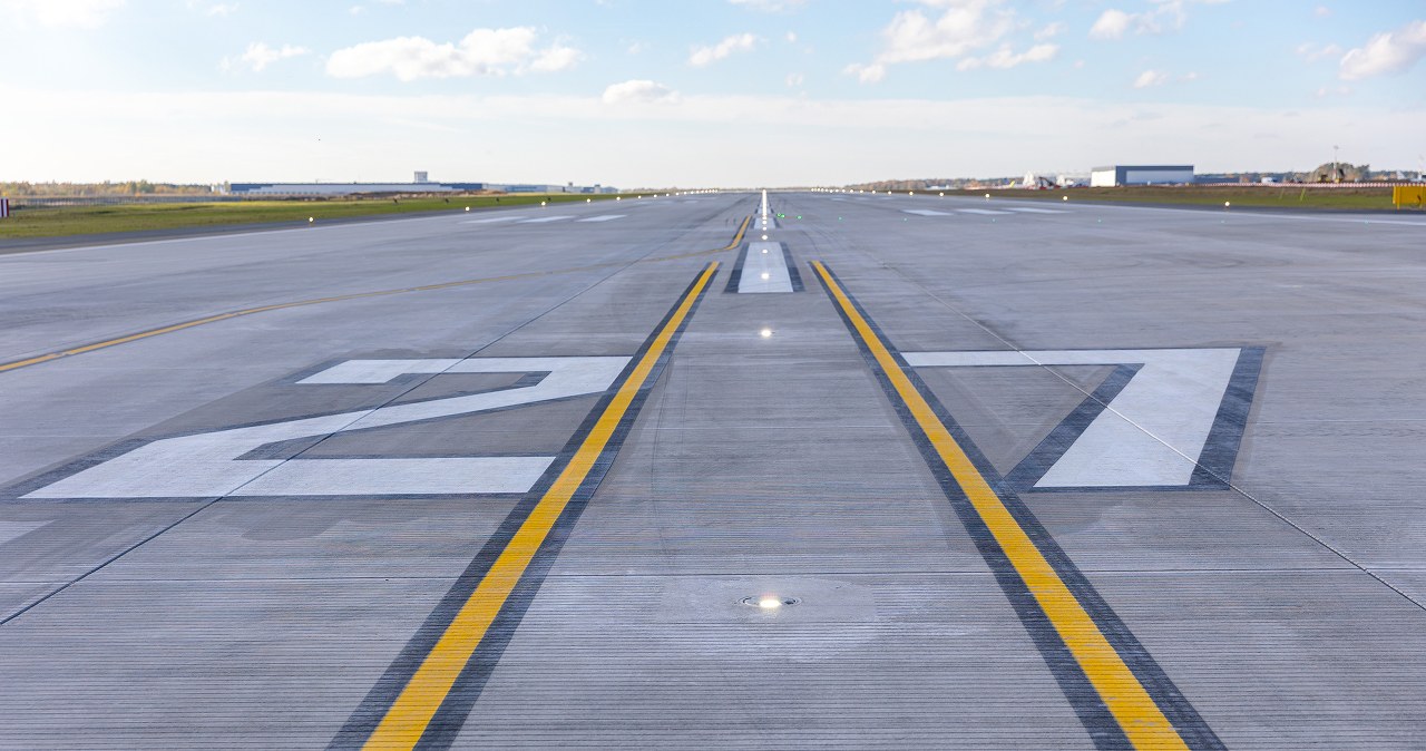 Lotnisko w Rzeszowie ma pas startowy po liftingu. Wylano tony betonu