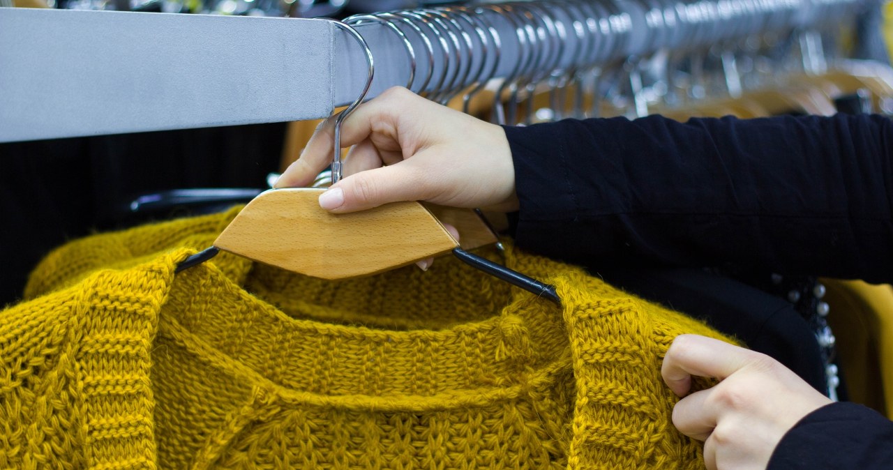 Taki sweter ma w szafie każda modna kobieta. Idealny na jesień i zimę