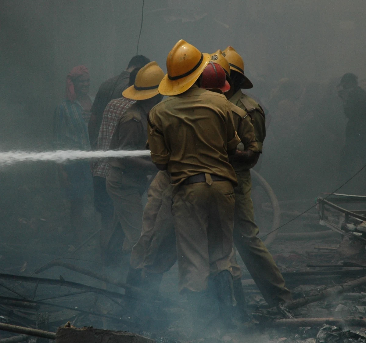 Dramatyczne doniesienia napływają z Indii. Co najmniej 20 osób zginęło w piątkowy poranek w pożarze, do którego doszło wskutek kolizji motocyklu z autobusem jadącym z Bangaluru do Hajadarabadu, na południu kraju. Skala tragedii byłaby dużo większa, bo autobusem w sumie podróżowało 41 osób. Ponad połowę z nich, o czym poinformował przedstawiciel władz lokalnych A. Siri, udało się ocalić przed śmiercią w płomieniach. 