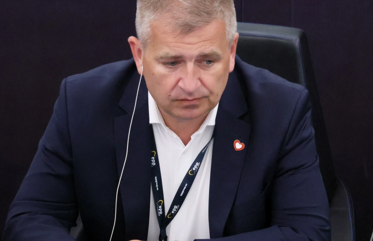 Rozmowie o 7:00 w Radiu RMF24 Bartosz Arłukowicz, były minister zdrowia, a obecnie europoseł Koalicji Obywatelskiej, poruszył temat możliwego wykorzystywania służb specjalnych do celów politycznych podczas rządów PiS. Były europoseł i członek komisji ds. Pegasusa wskazał na poważne wątpliwości dotyczące podsłuchiwania osób z otoczenia Donalda Tuska, w tym jego córki. Arłukowicz domaga się jasnych wyjaśnień od byłych szefów służb, Mariusza Kamińskiego i Macieja Wąsika, oraz podkreśla konieczność rozliczenia sprawy przez obecne władze.