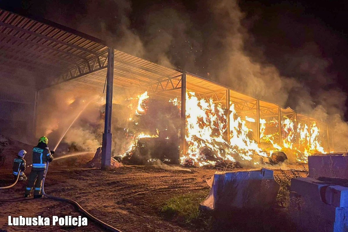 Słoma warta 800 tysięcy złotych poszła z dymem