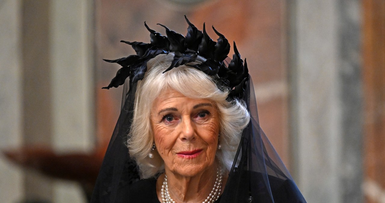Camilla tak ubrała się na audiencję u papieża. Wzrok pada na jej głowę wiadomości,aktualności,Interia Camilla tak ubrała się na audiencję u papieża. Wzrok pada na jej głowę