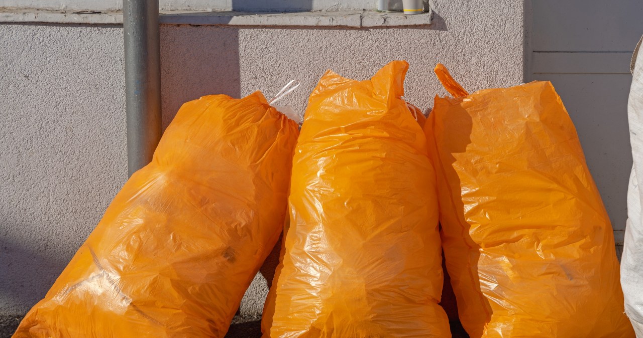 Co wrzucać do pomarańczowego worka? Nowe zasady już obowiązują