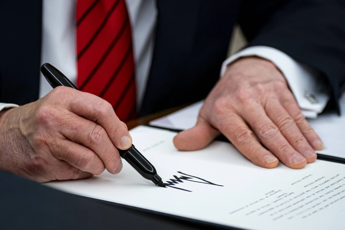 Prezydent Stanów Zjednoczonych Donald Trump zdecydował się na wprowadzenie pośredniego wariantu sankcji wobec Rosji – informuje "Wall Street Journal". Według dziennika amerykańskiemu przywódcy przedstawiono trzy scenariusze: drastyczny - uderzający w rosyjski przemysł i elity, pośredni – wymierzony w koncerny naftowe, oraz ograniczony. Trump wybrał opcję numer dwa, obejmującą sankcje wobec Rosnieftu, Łukoilu i 34 spółek zależnych tych firm.