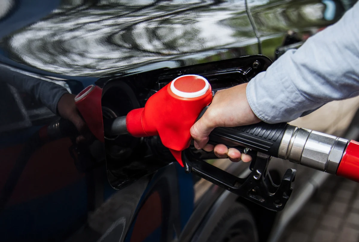 Zbliża się okres wzmożonych wyjazdów związanych z obchodami Wszystkich Świętych. Wielu z nas wyruszy w trasę, by odwiedzić groby bliskich. Eksperci podpowiadają: warto zatankować samochód wcześniej, bo ceny paliw mogą w najbliższych dniach wyraźnie wzrosnąć.