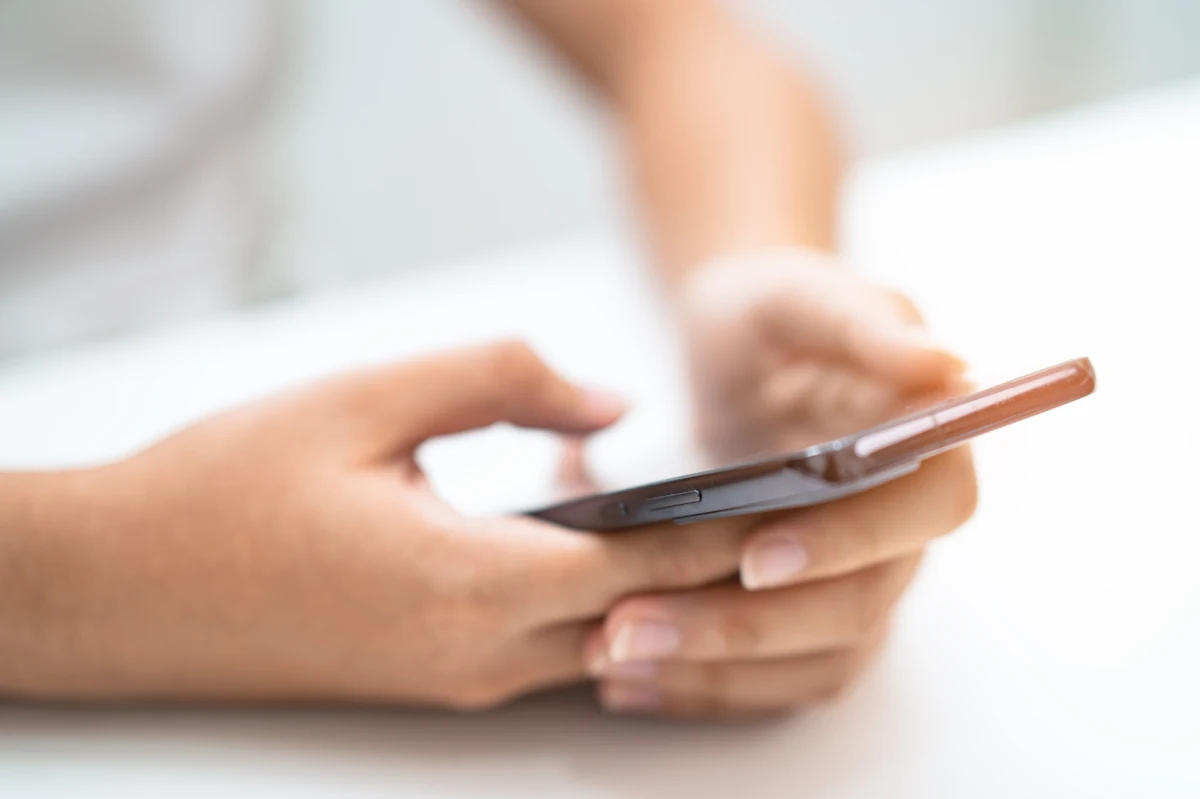 Koroner wezwał do wprowadzenia ograniczeń wiekowych dotyczących sprzedaży dezodorantów w aerozolu, a także do umieszczania wyraźniejszych ostrzeżeń o szkodliwości nadużywania tych produktów w Wielkiej Brytanii. Apel biegłego sądowego pojawił się po ujawnieniu, że 12-letni Oliver Gorman zmarł w maju po tym, jak wdychał dezodorant. Zdecydował się na to przez trend w mediach społecznościowych – relacjonuje "The Daily Mail".