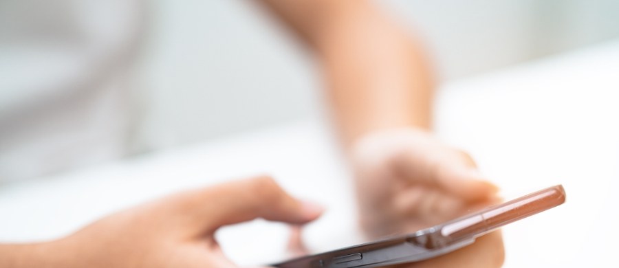 Koroner wezwał do wprowadzenia ograniczeń wiekowych dotyczących sprzedaży dezodorantów w aerozolu, a także do umieszczania wyraźniejszych ostrzeżeń o szkodliwości nadużywania tych produktów w Wielkiej Brytanii. Apel biegłego sądowego pojawił się po ujawnieniu, że 12-letni Oliver Gorman zmarł w maju po tym, jak wdychał dezodorant. Zdecydował się na to przez trend w mediach społecznościowych – relacjonuje "The Daily Mail".